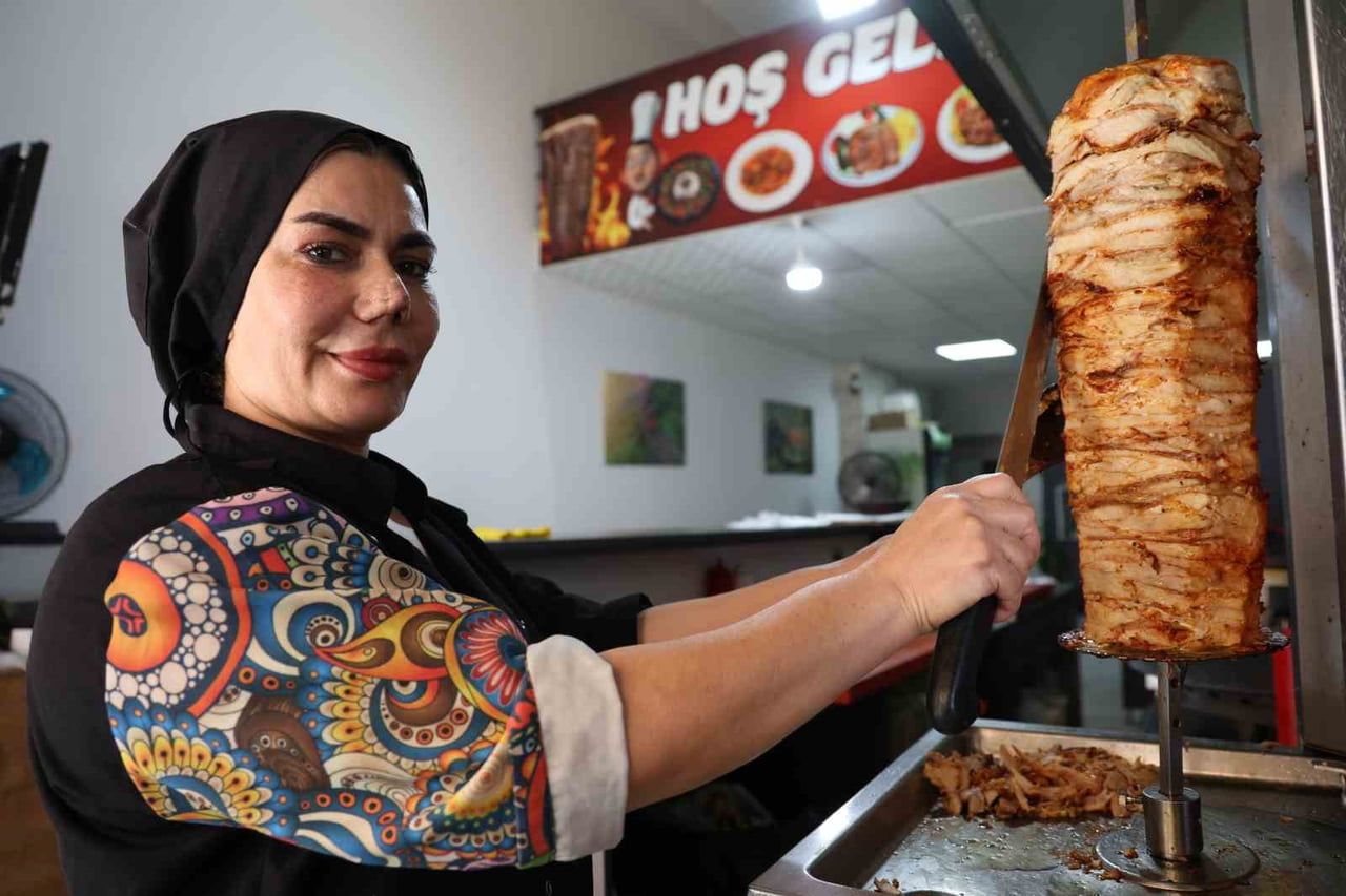 ELAZIĞ'DA İKİ ÇOCUK ANNESİ 42 YAŞINDAKİ AYSUN ALPSOY, 15 YILLIK BİRİKİMİYLE KENDİ DÖNER DÜKKANINI...