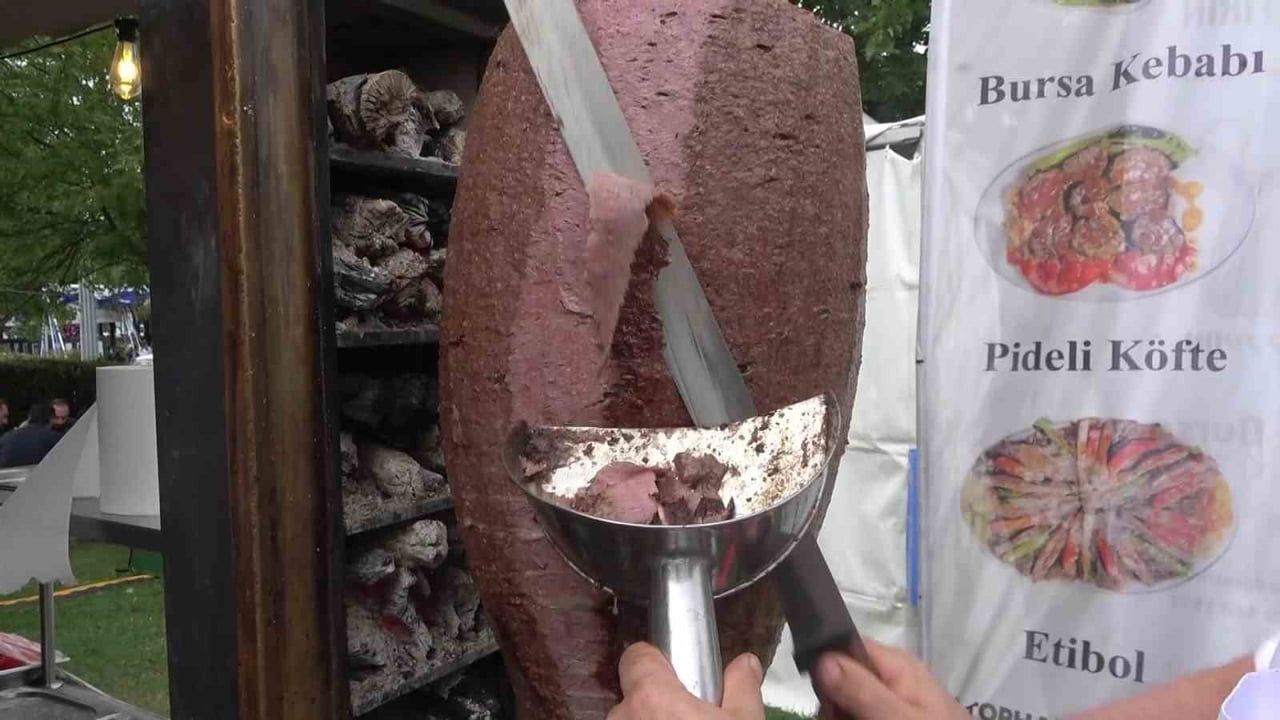 BURSA’DA DÜZENLENEN GASTRONOMİ FESTİVALİ KAPSAMINDA HAZIRLANAN 3 METRELİK ÖZEL TABAKTA BURSA DÖNER...