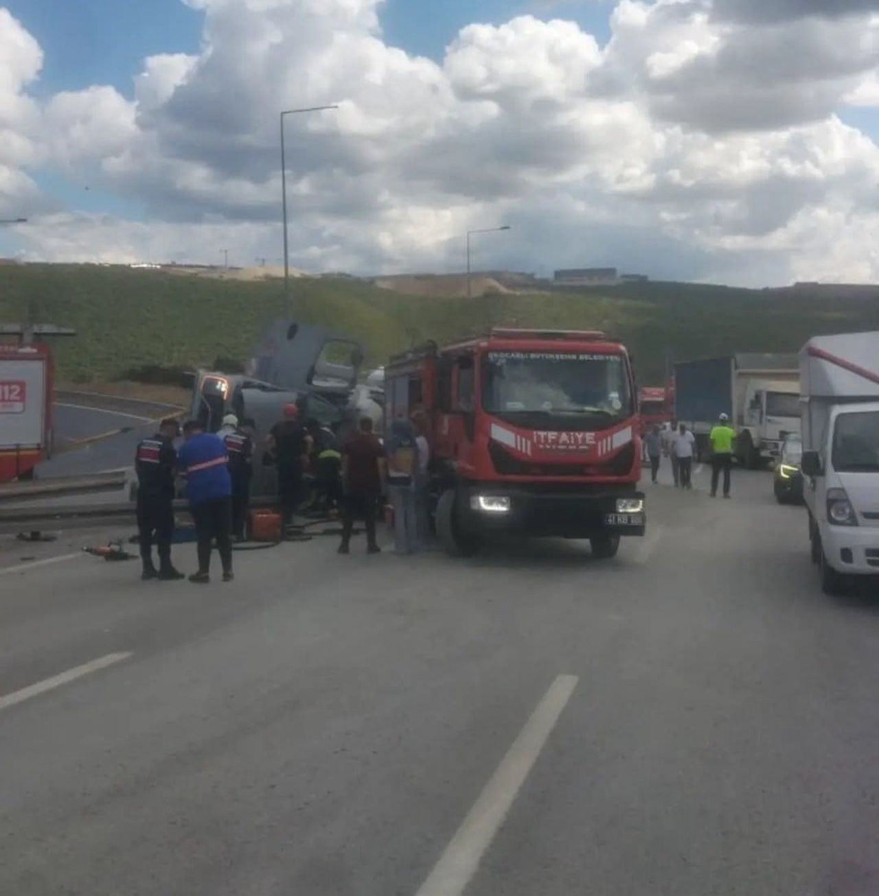 KOCAELİ'NİN DİLOVASI İLÇESİNDE RAMPADA KONTROLDEN ÇIKAN BETON MİKSERİ, ORTA REFÜJE DEVRİLDİ....