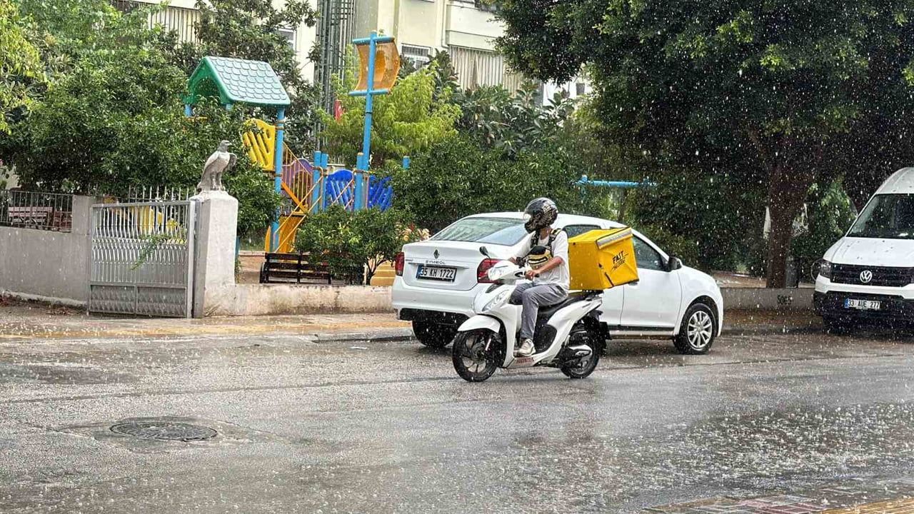ANTALYA’NIN ALANYA İLÇESİNDE ÖĞLE SAATLERİNDE ETKİLİ OLAN GÖK GÜRÜLTÜLÜ SAĞANAK YAĞIŞ, HAYATI...