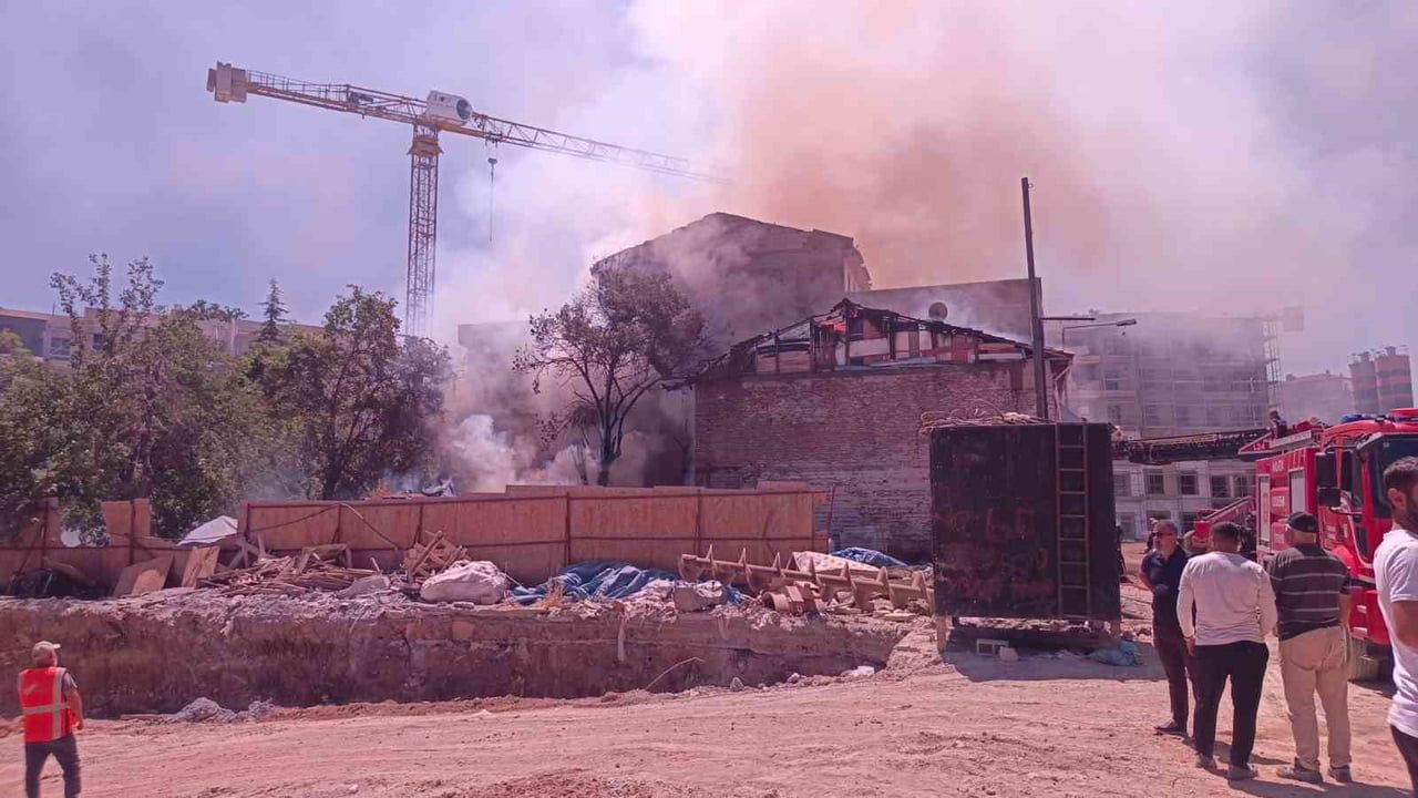MALATYA'NIN BATTALGAZİ İLÇESİNDE BİR EVDE ÇIKAN YANGIN, İTFAİYE EKİPLERİNİN MÜDAHALESİYLE...