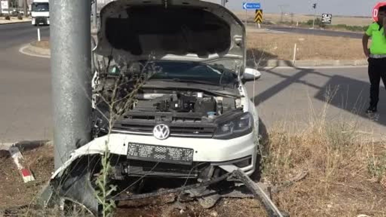 Yön tabelası direğine çarpan otomobilde 2 kişi yaralandı