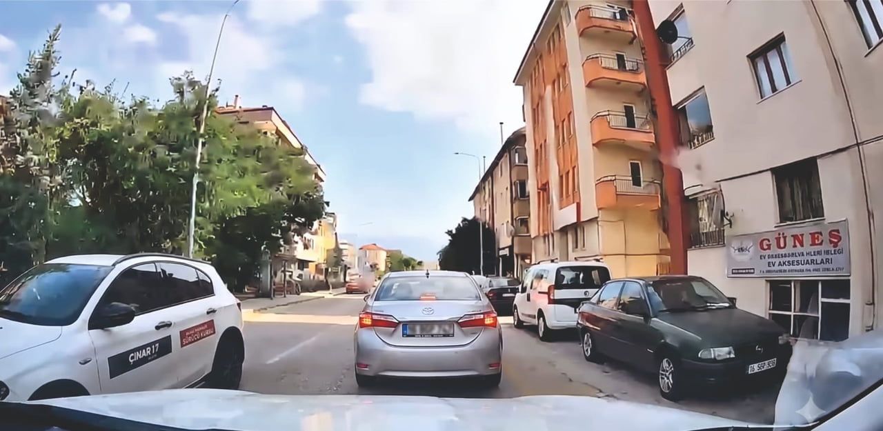 BOLU'DA SEYİR HALİNDEKİ OTOMOBİLİN CAMINDAN YOLA ÇÖP ATAN SÜRÜCÜ, ARKASINDAN GELEN BAŞKA BİR...