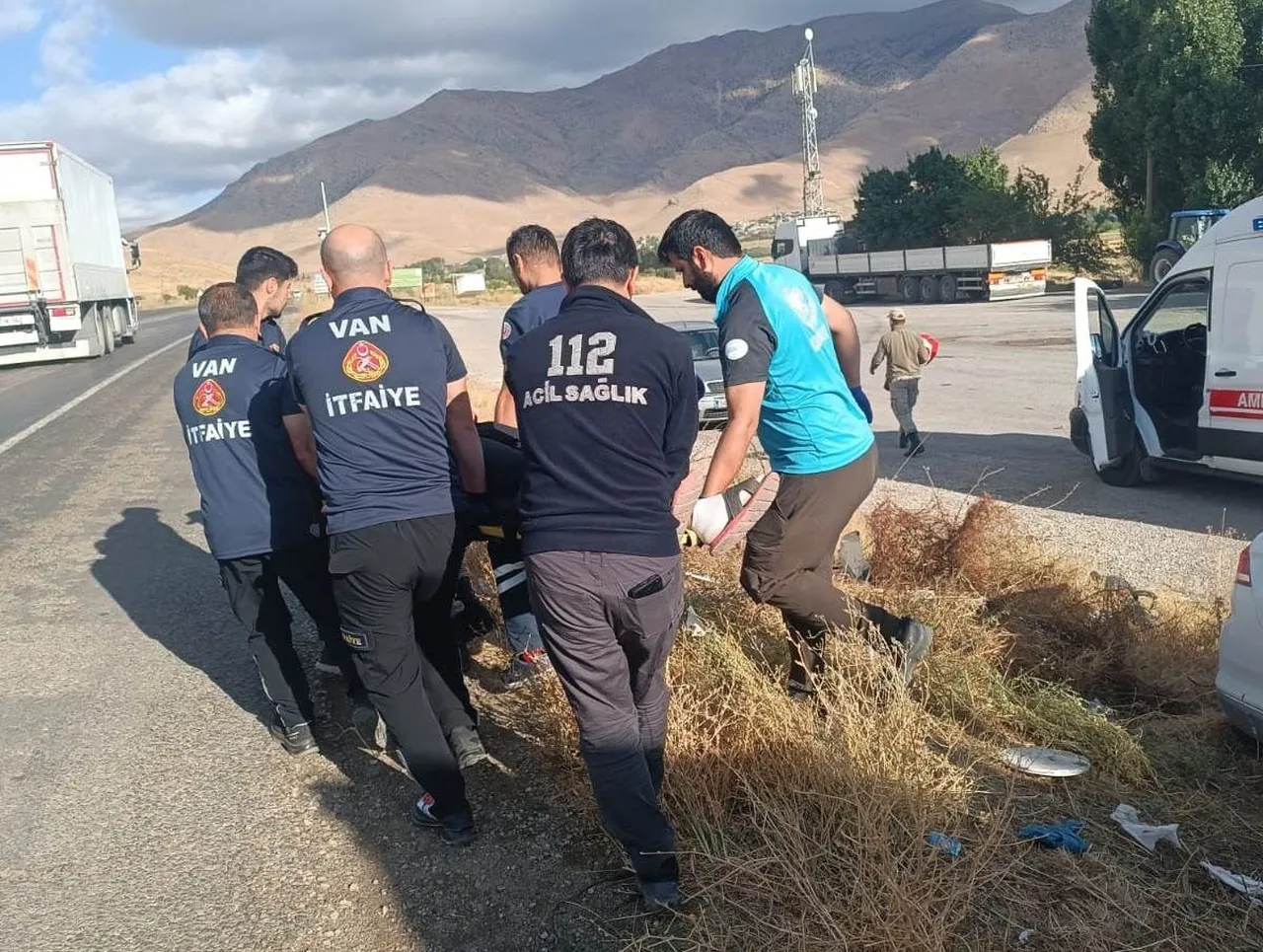 VAN’IN GEVAŞ İLÇESİNDE MEYDANA GELEN TRAFİK KAZASINDA 4 KİŞİ YARALANDI