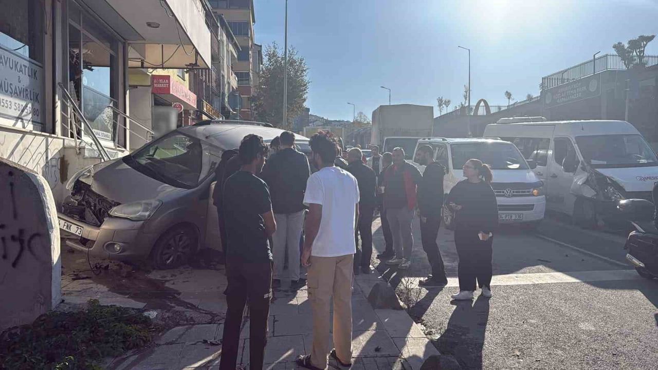 İSTANBUL ARNAVUTKÖY’DE BULUNDUĞU NOKTADAN CADDEYE ÇIKMAYA ÇALIŞAN HAFİF TİCARİ ARAÇ İLE SEYİR...