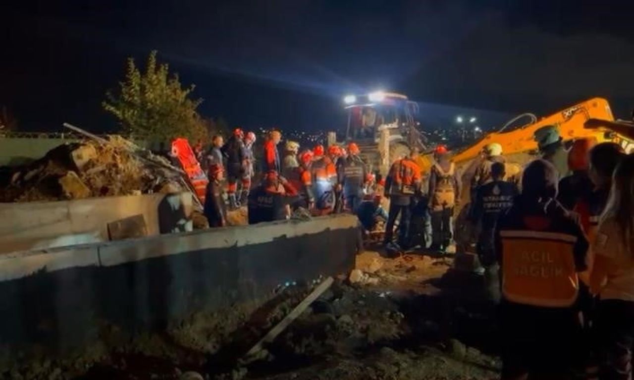 İSTANBUL VALİLİĞİNDEN BÜYÜKÇEKMECE'DEKİ GÖÇÜKLE İLGİLİ AÇIKLAMA: 3 KİŞİ GÖZALTINA...