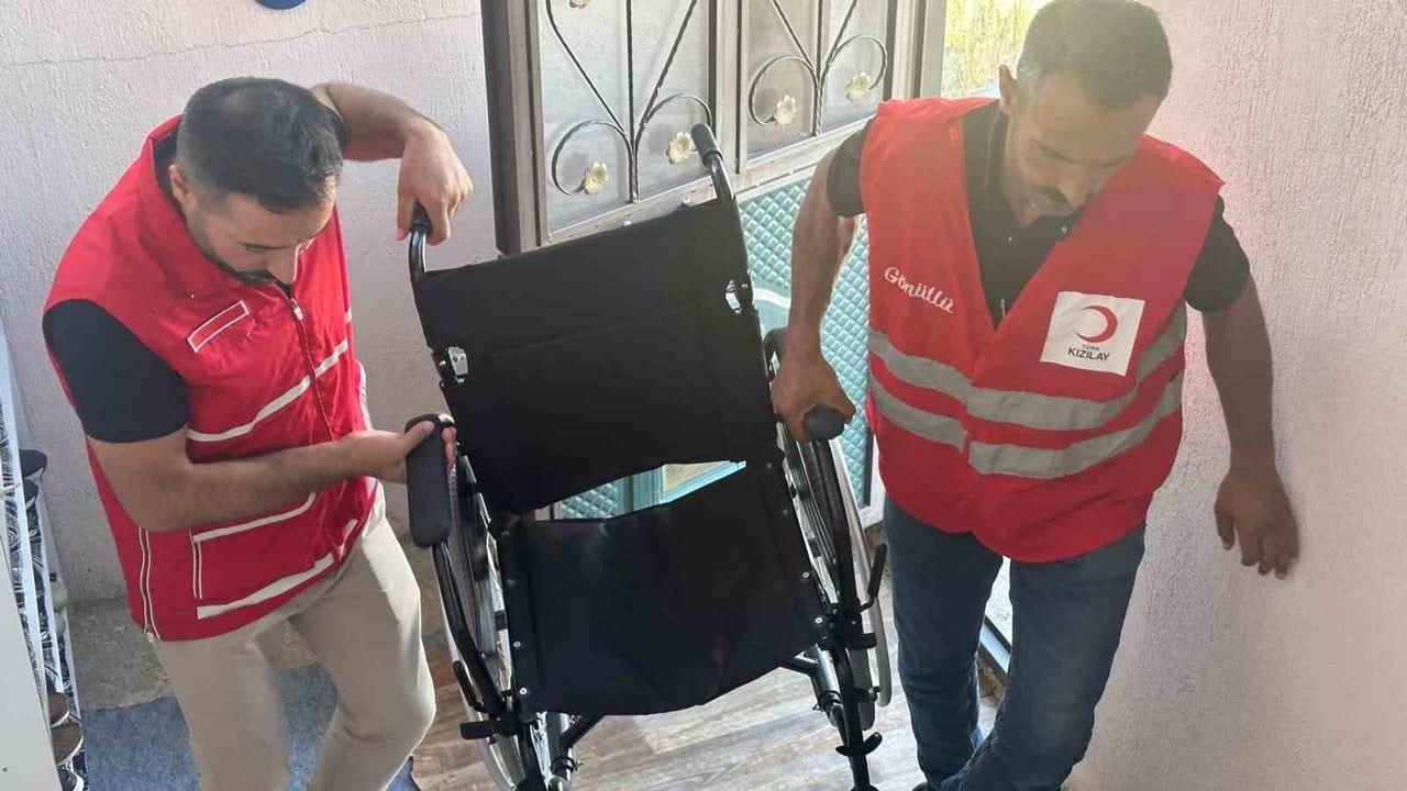 TÜRK KIZILAY MURADİYE ŞUBESİ GÖNÜLLÜLERİ, İHTİYAÇ SAHİBİ AİLELERE YÖNELİK YARDIM ÇALIŞMALARINI...