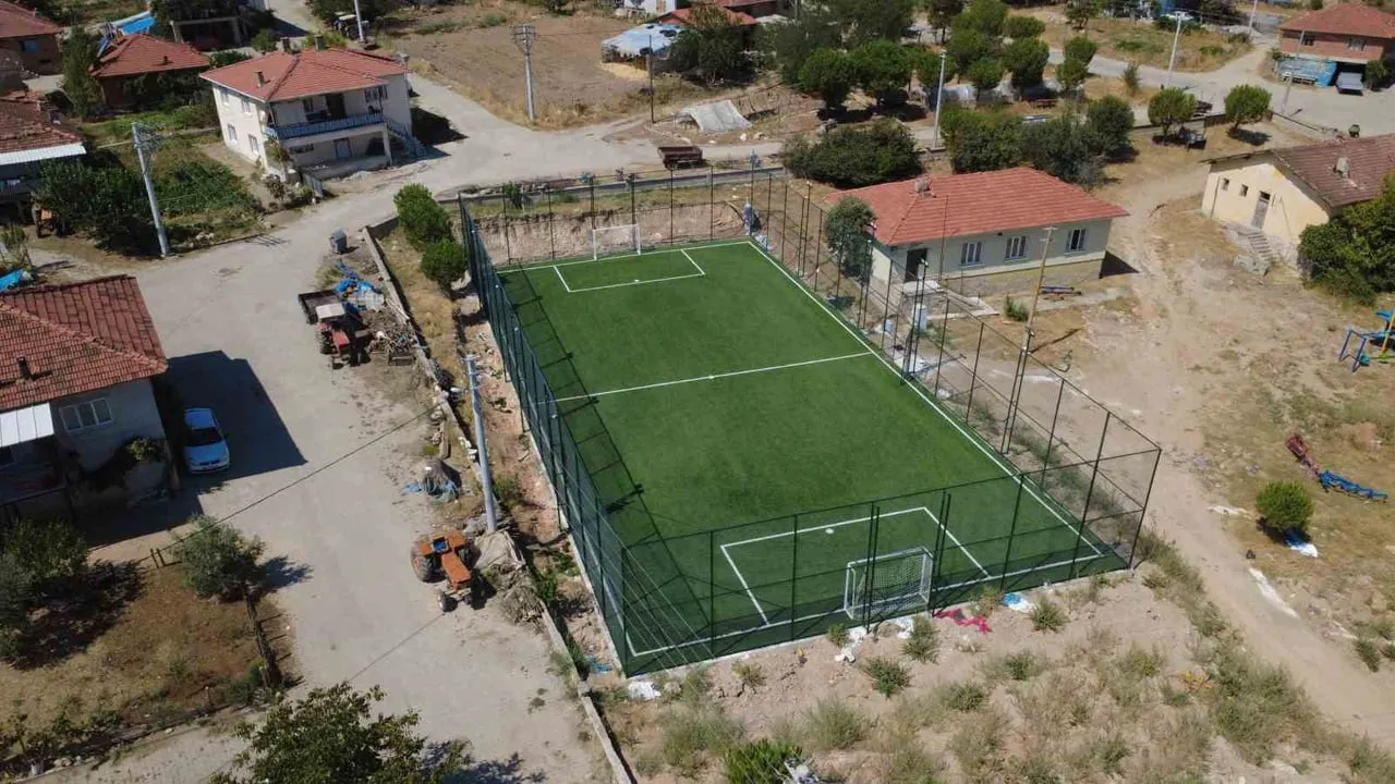 MANİSA'NIN DEMİRCİ İLÇESİNDE GENÇLERİN SPOR YAPABİLECEĞİ ALANLARI ARTIRMAK AMACIYLA BAŞLATILAN...