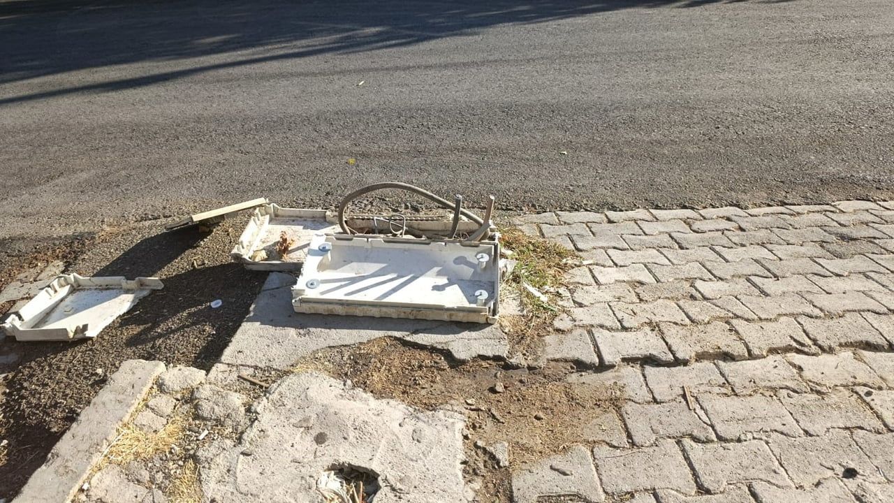 PİDE FIRINININ ÖNÜNDEKİ ELEKTRİK KABLOLARI TEHLİKE SAÇIYOR