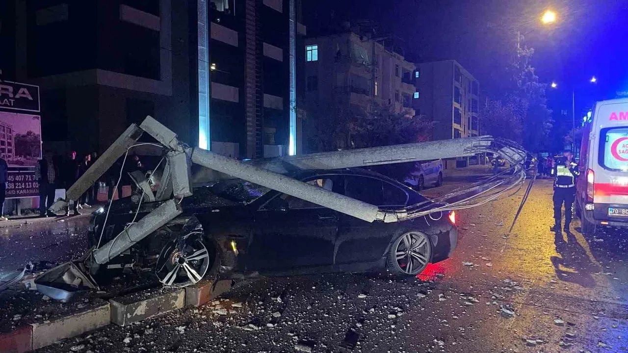 KARAMAN’DA KONTROLDEN ÇIKAN OTOMOBİLİN REFÜJDEKİ BETON AYDINLATMA DİREĞİNE ÇARPMASI SONUCU MEYDANA...