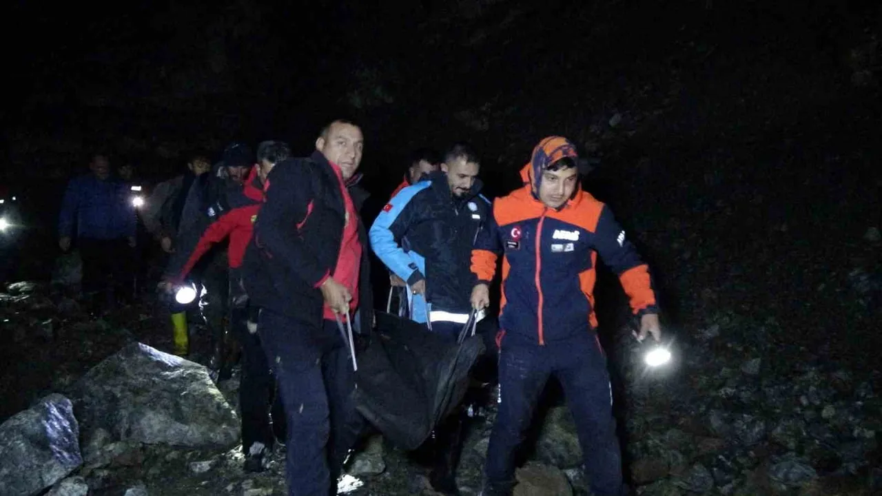 EKİPLER ŞAHSIN CENAZESİNİ ALANDAN ÇIKARTIP AMBULANSA ALDI
