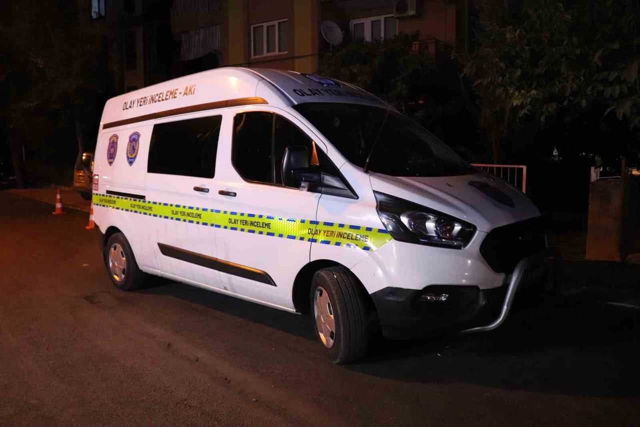 ŞÜPHELİ GÖZALTINA ALINIRKEN, OLAYDA KULLANILAN BIÇAK DA OLAY YERİ İNCELEME EKİPLERİ TARAFINDAN ELE...