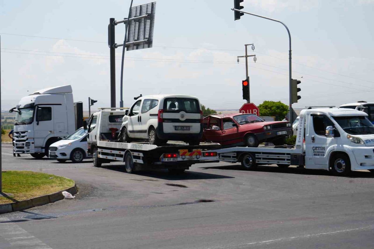 NİĞDE-BOR YOLUNDA HAFİF TİCARİ ARAÇ İLE OTOMOBİLİN ÇARPIŞMASI SONUCU 3 KİŞİ YARALANDI.