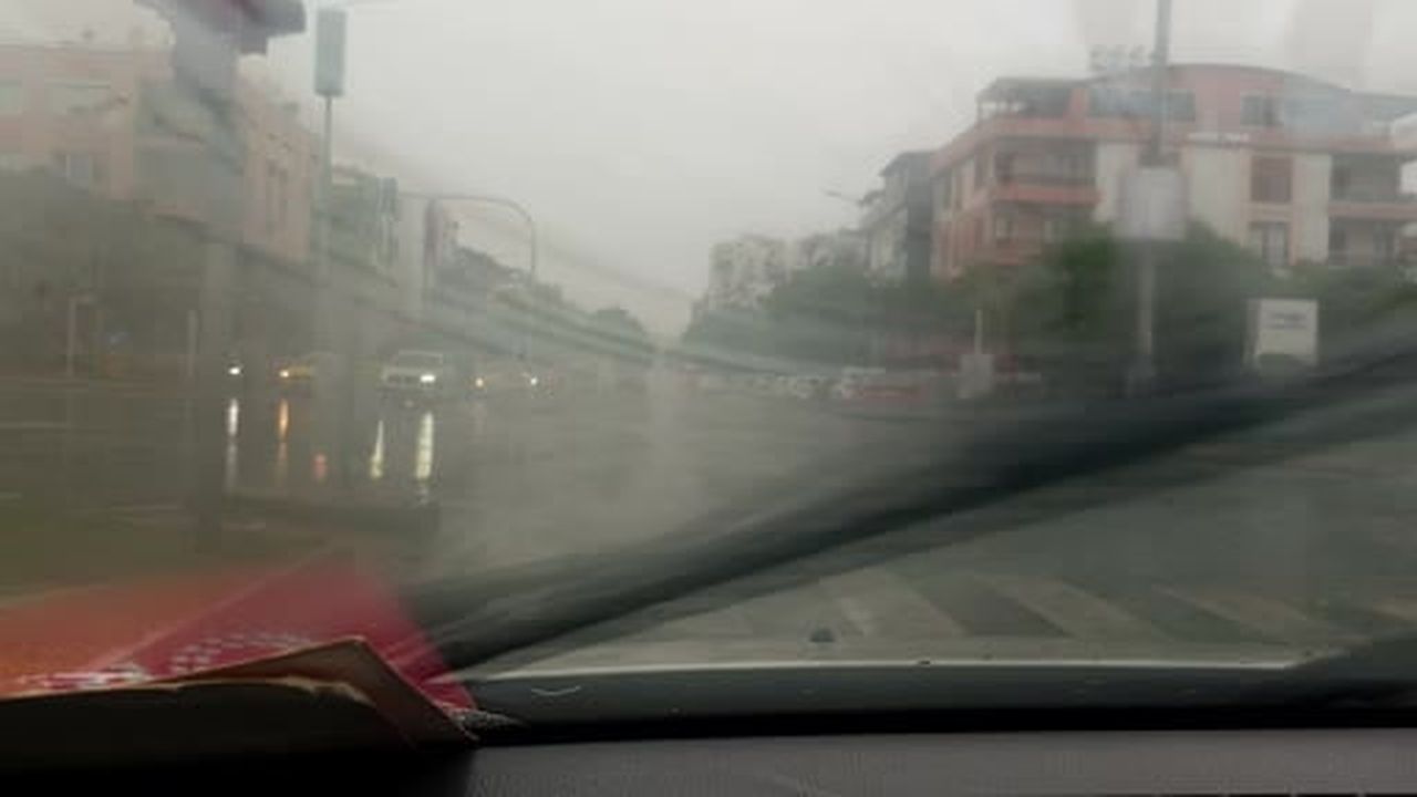 Antalya'da sağanağa hazırlıksız yakalananlar durak ve üst geçitlerin altına sığındı