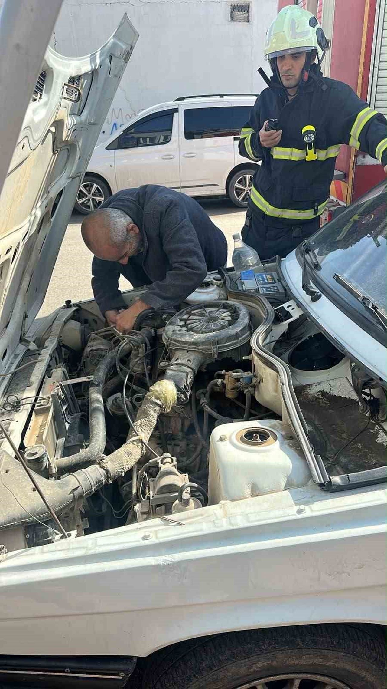 SİİRT’TE SEYİR HALİNDEYKEN MOTOR BÖLÜMÜNDEN DUMAN ÇIKAN ARAÇ, KISA SÜRE SONRA ALEV ALDI. İTFAİYE...