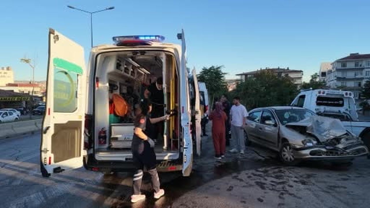 Kırıkkale'de minibüs ile otomobil çarpıştı: 3 yaralı