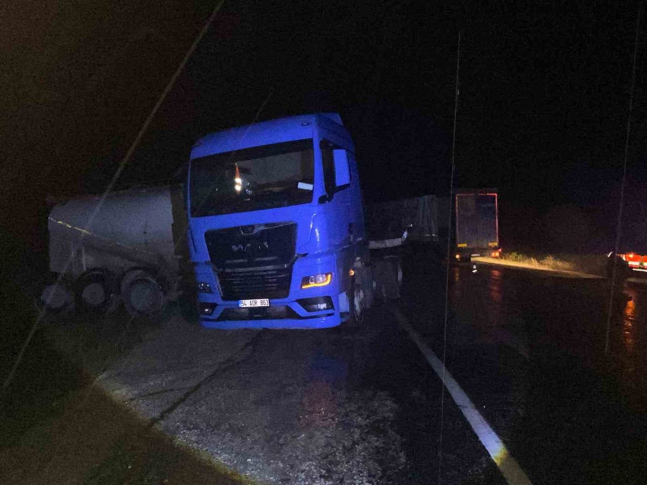 BOLU'NUN MUDURNU İLÇESİNDE YAĞIŞ NEDENİYLE KAYAN TIRIN, KARŞI YÖNDEN GELEN TIRLA ÇARPIŞMASI SONUCU...