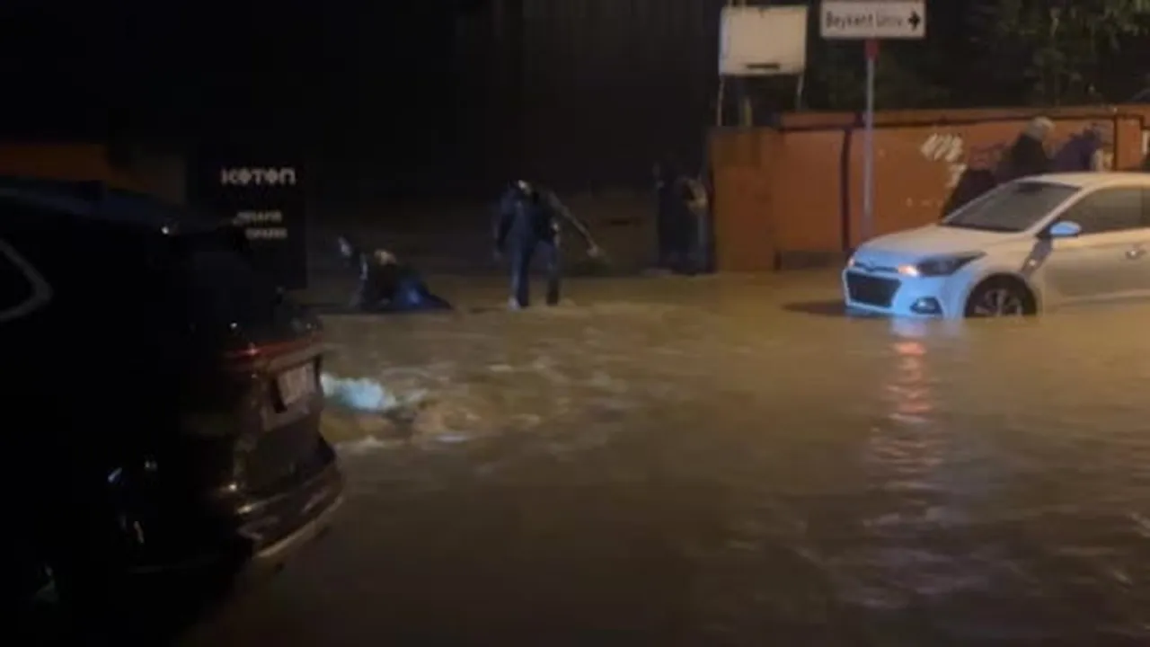 Sarıyer'de vatandaşlar suya gömülen yoldan böyle yürümeye çalıştı, dengesini kaybeden kadın yere...