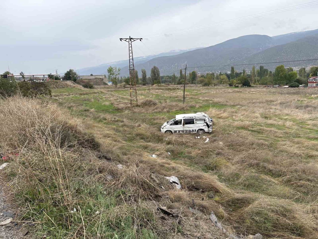 KASTAMONU'DA ŞARAMPOLE YUVARLANAN MİNİBÜSTEKİ 2 KİŞİ YARALANDI.