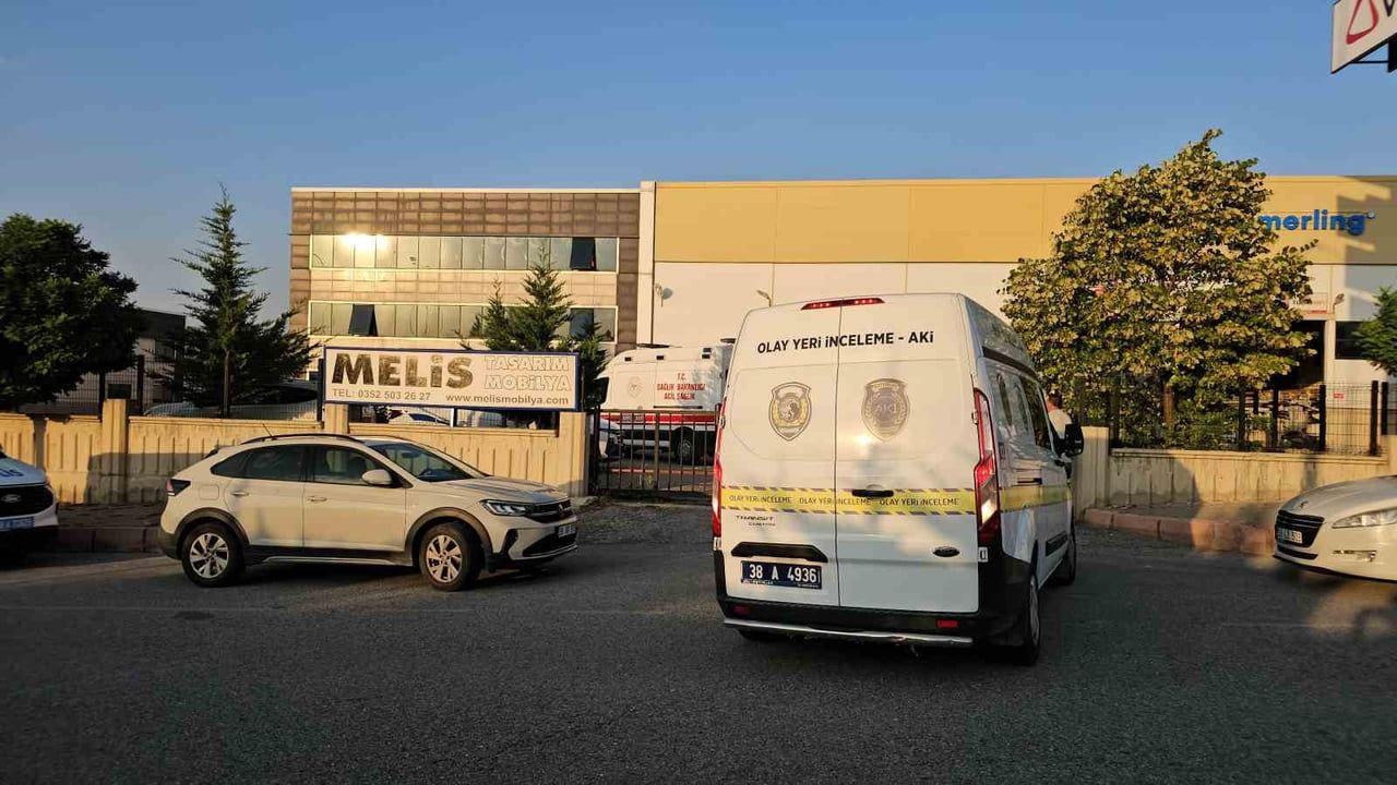 KAYSERİ’NİN MELİKGAZİ İLÇESİNDE BİR ŞAHIS FABRİKANIN ÖNÜNDE TABANCAYLA BAŞINA ATEŞ EDEREK...