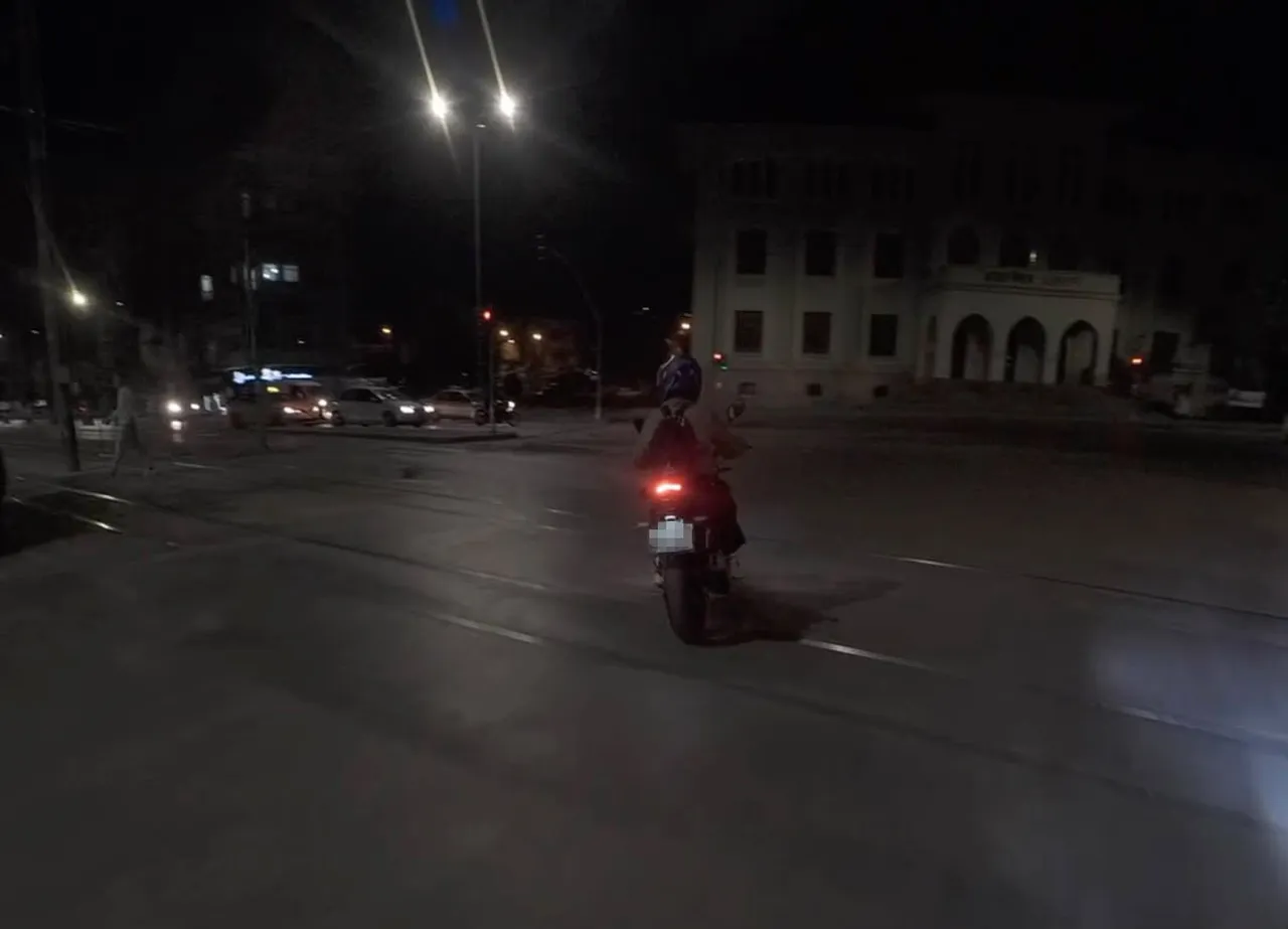 ESKİŞEHİR’DE YEŞİL IŞIK SONRASI MANEVRA YAPARKEN YOLU ŞAŞIRIP TERS YÖNE GİREN MOTOSİKLETLİNİN O...