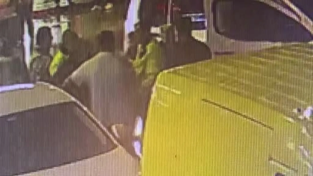Park halindeki araca çarptı, ihbara gelen polise kafa attı: Alkollü sürücü gözaltına...