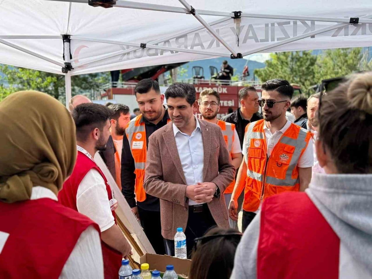 AK PARTİ KARABÜK İL BAŞKANI FERHAT SALT, KENTTE ÖĞRENİM GÖREN ÜNİVERSİTE ÖĞRENCİLERİNİN İŞ...