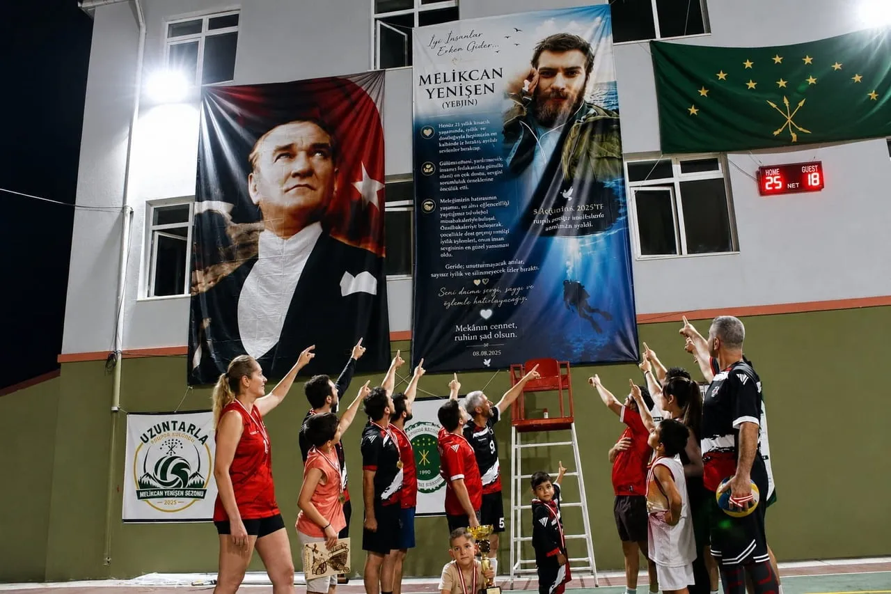 UZUNTARLA'DA BU YIL "MELİKCAN YENİŞEN SEZONU" ADIYLA GERÇEKLEŞTİRİLEN VOLEYBOL TURNUVASI KUPA...