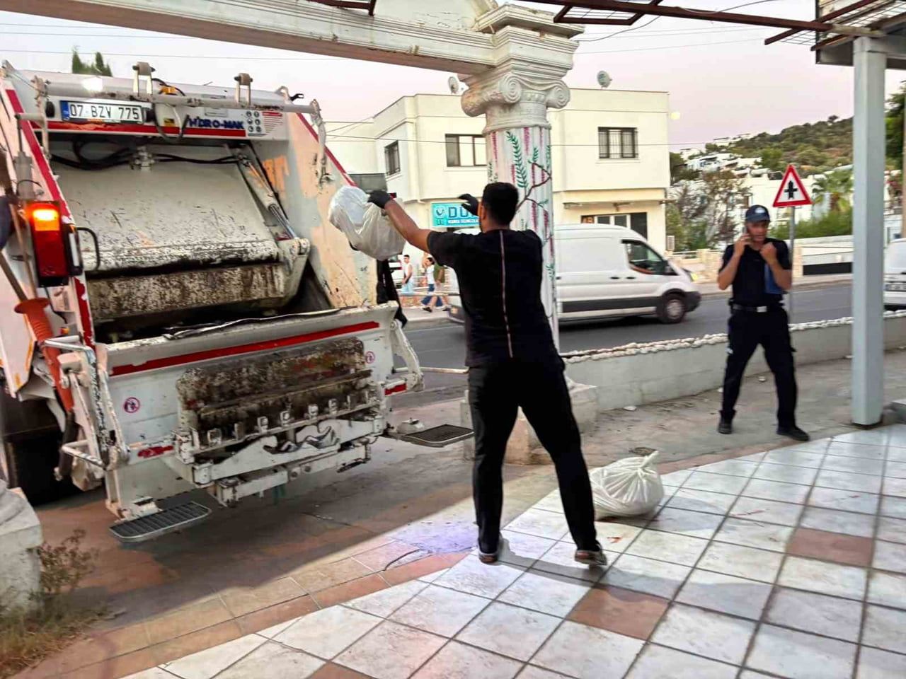 BODRUM'DA KAPALI KASAP DEPOSUNDAN 400 KİLO BOZUK ET ÇIKTI
