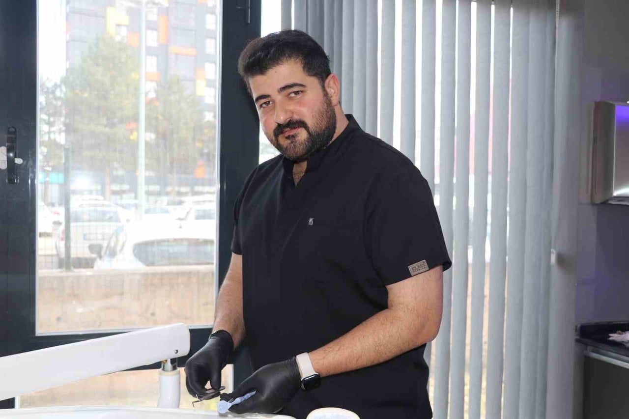 SİVAS’TA ÖZEL BİR KLİNİKTE GÖREV YAPAN 28 YAŞINDAKİ DİŞ HEKİMİ MEHMET SARIKUŞ, ŞARKICI EYPİO’YA...