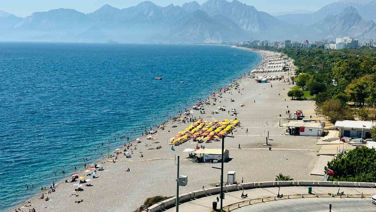 ANTALYA'DA SONBAHARIN İLK HAFTASINDA YAZDAN KALMA GÜNLER YAŞANDI. YERLİ VE YABANCI TURİSTLER İLE...