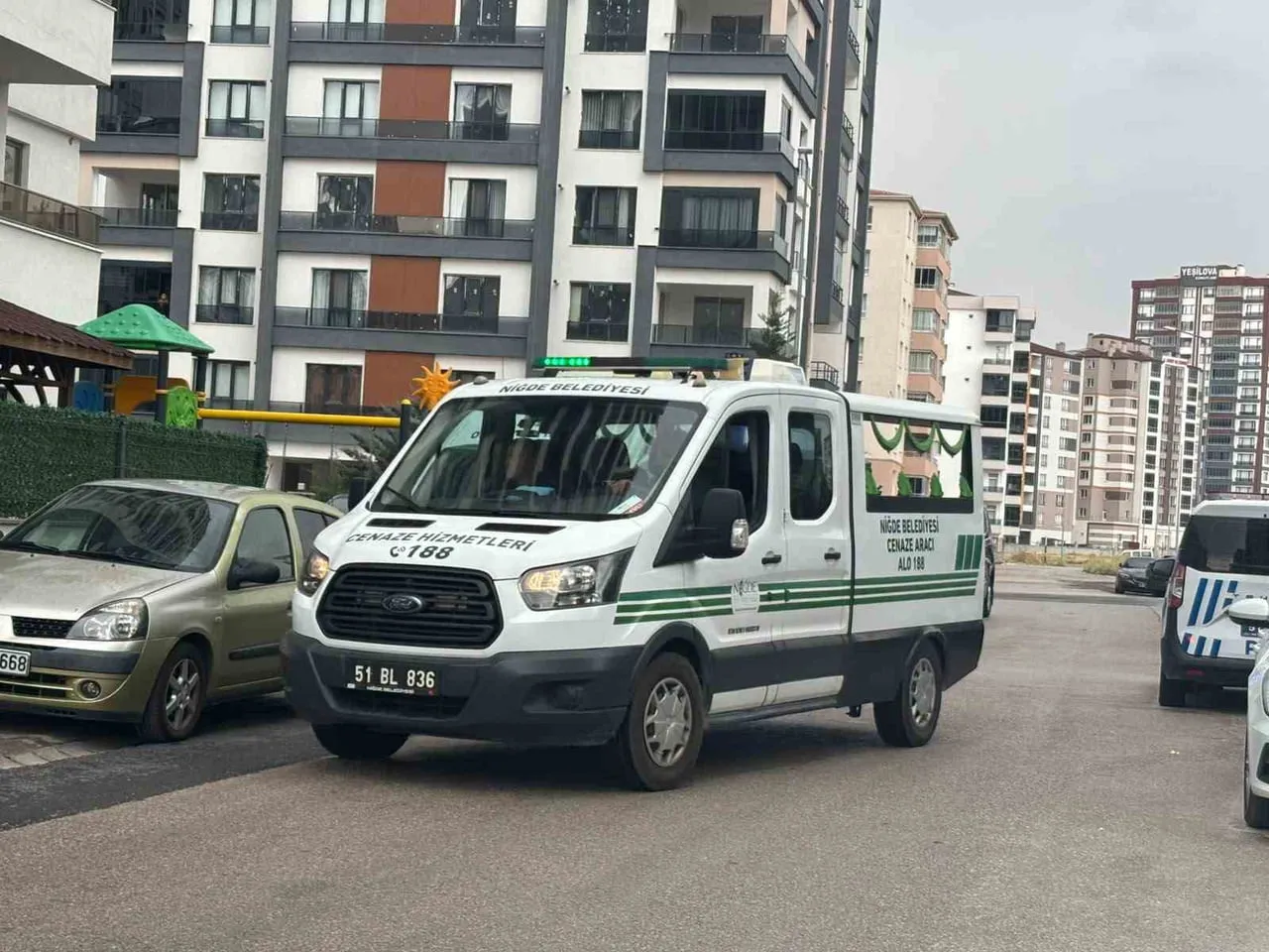 NİĞDE’DE 22 YAŞINDAKİ GENÇ KIZ BİR BİNANIN ÇATI KATINDA HAYATINI KAYBETMİŞ HALDE...