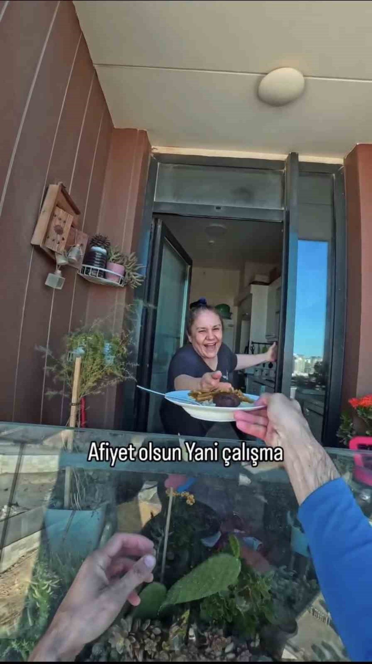 BAŞAKŞEHİR'DE YAKLAŞIK 100 METRE YÜKSEKLİKTE BİR GÖKDELENİN DIŞ CEPHE CAMLARINI TEMİZLEYEN İPLE...