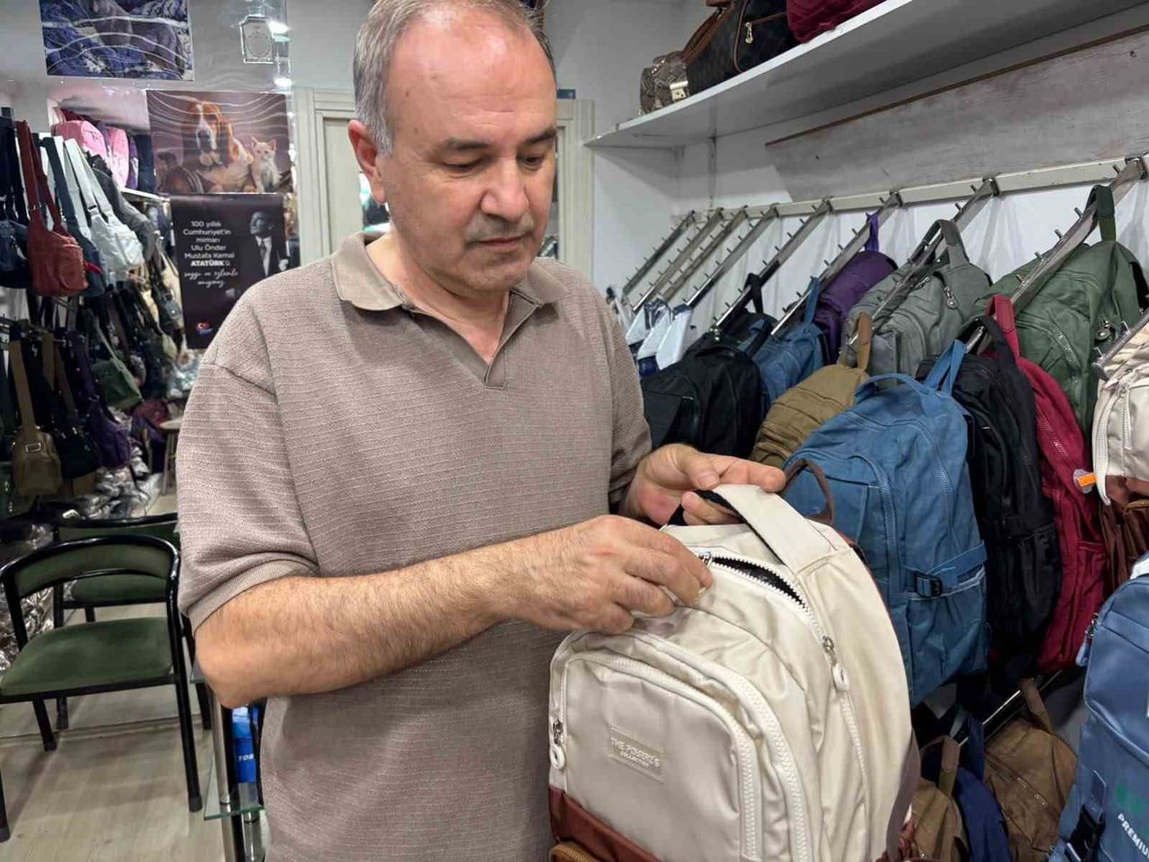 ESKİŞEHİR’DE 11 YILDIR ÇANTA SATIŞI YAPAN ESNAF AYHAN UÇKUN, YENİ EĞİTİM-ÖĞRETİM YILI ÖNCESİNDE...