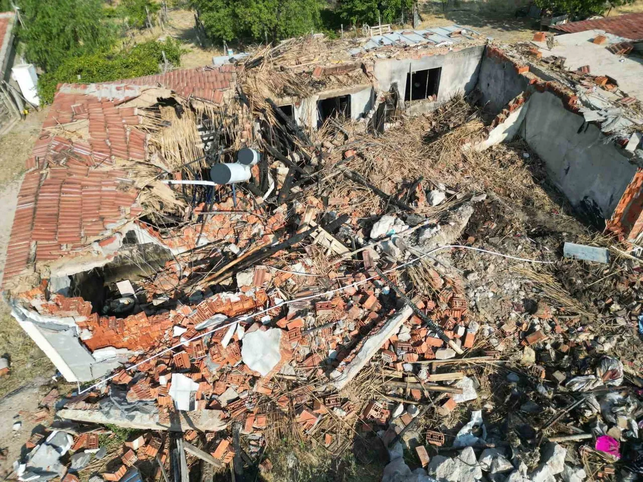 AFYONKARAHİSAR’IN BOLVADİN İLÇESİNDE ÇIKAN YANGINDA MÜSTAKİL EV VE İÇERİSİNDEKİ TÜM EŞYALAR KÜLE...