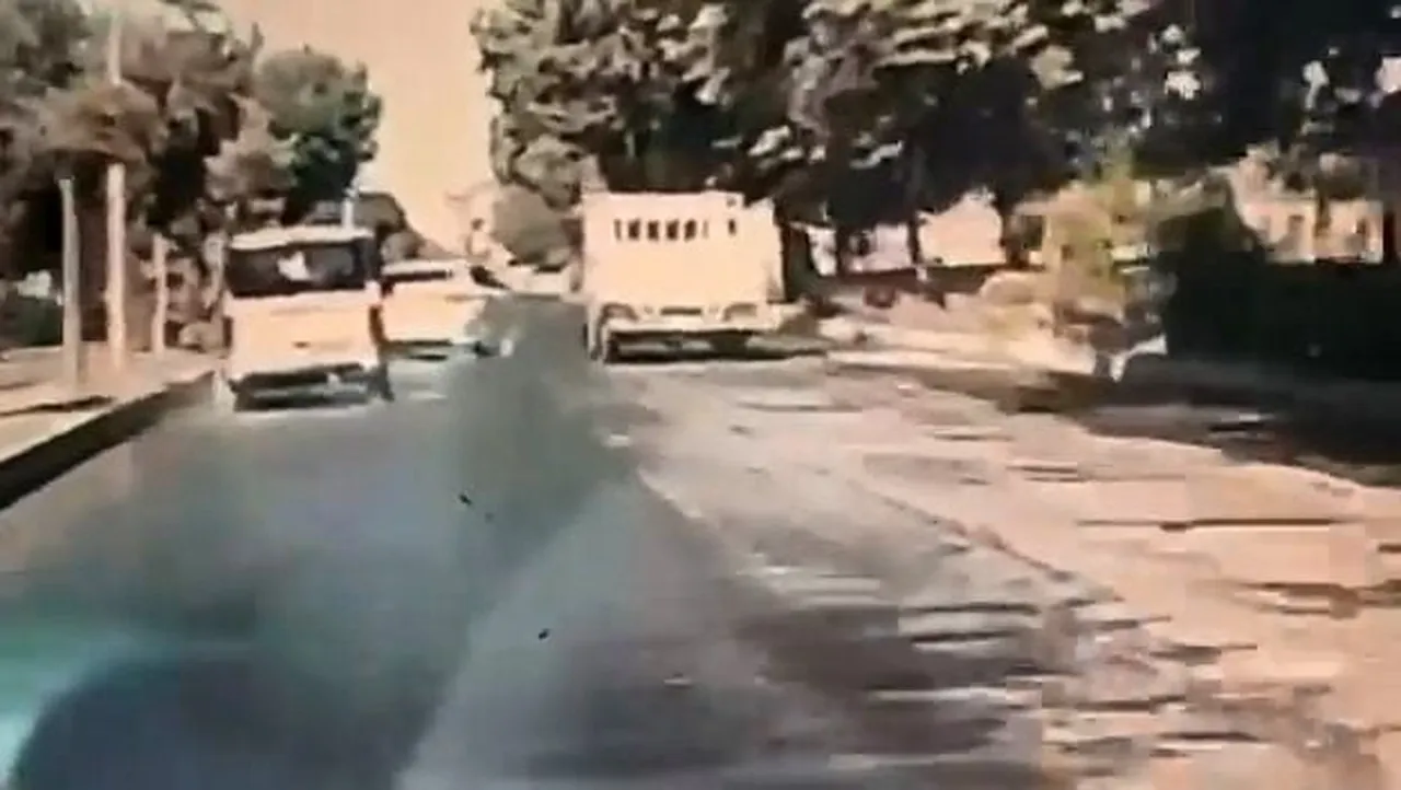 ELAZIĞ’DA MAKAS ATARAK TRAFİĞİ TEHLİKEYE ATAN OTOMOBİLİN SÜRÜCÜSÜ KAMERAYA YANSIDI. MAKAS ANINDA...