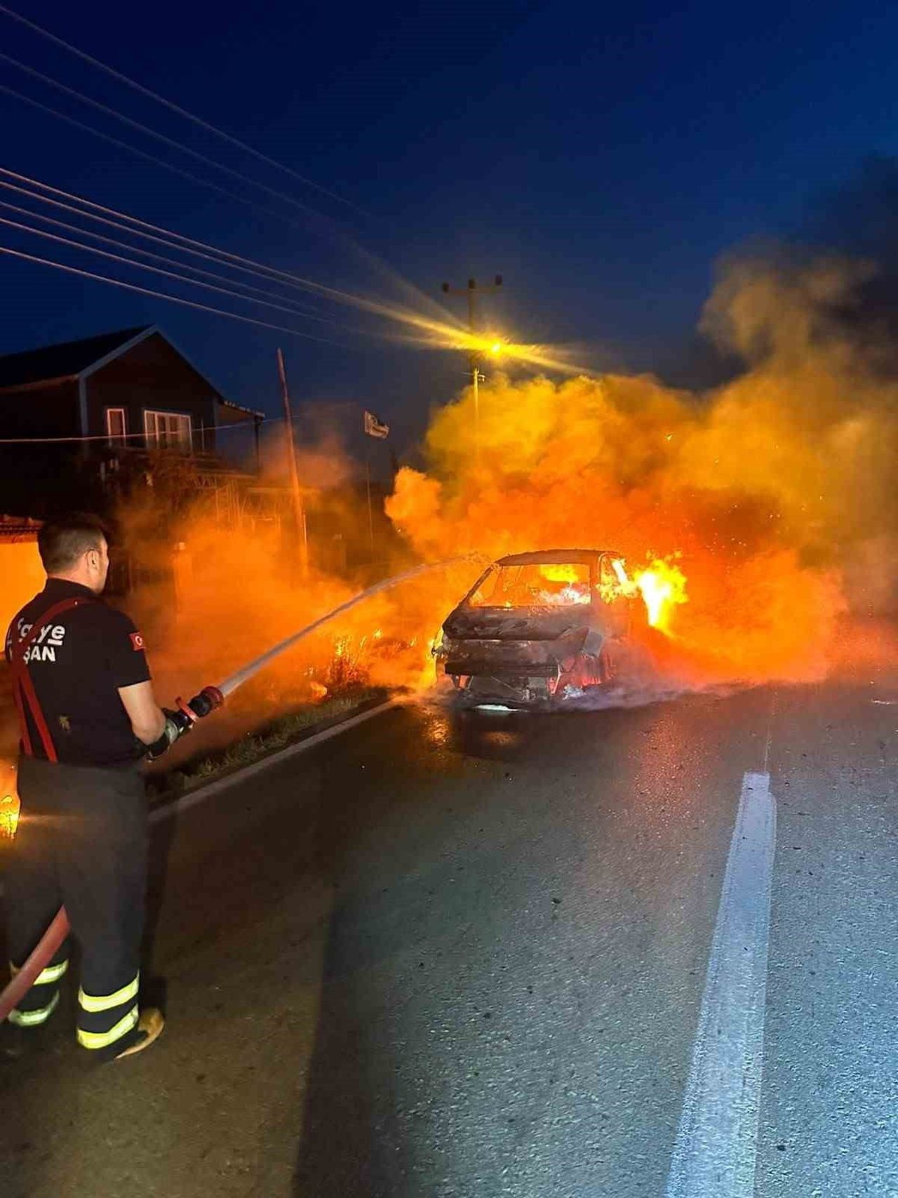 KEŞAN’DA ALEV TOPUNA DÖNEN OTOMOBİL KULLANILAMAZ HALE GELDİ