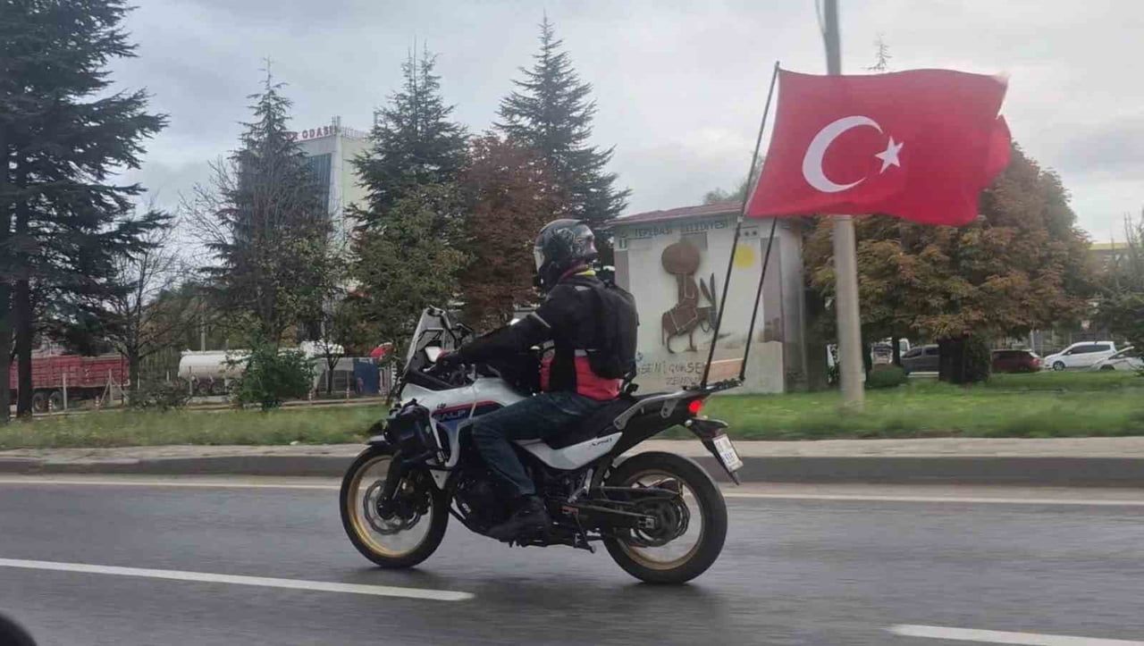 ESKİŞEHİR'DE BİR MOTOSİKLET SÜRÜCÜSÜ, 29 EKİM CUMHURİYET BAYRAMI DOLAYISIYLA ARACININ ARKASINA...