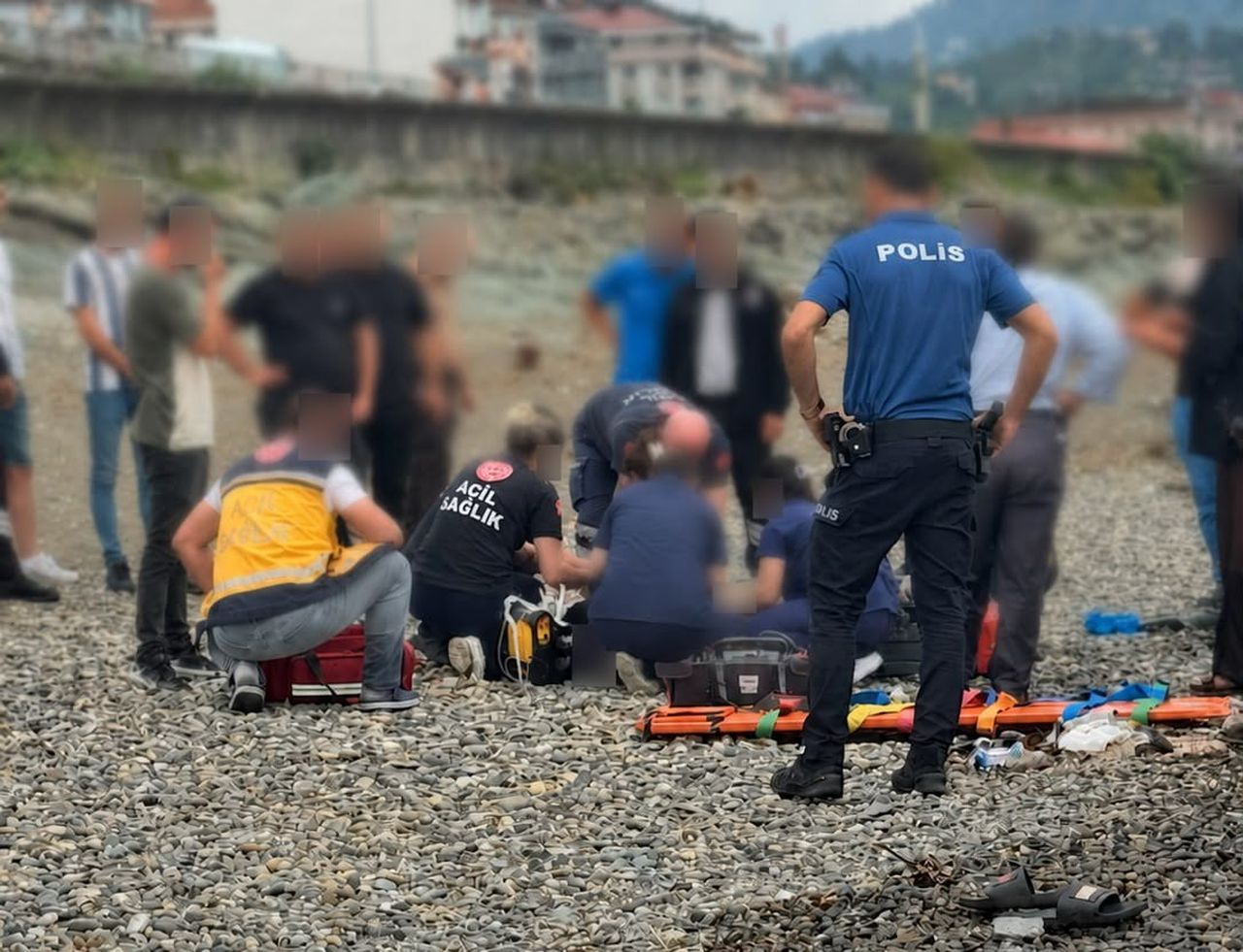 RİZE’NİN ÇAYELİ İLÇESİNDE AİLESİYLE PİKNİK YAPTIĞI SIRADA AYAKLARINI DENİZE SOKAN 2 KARDEŞ...