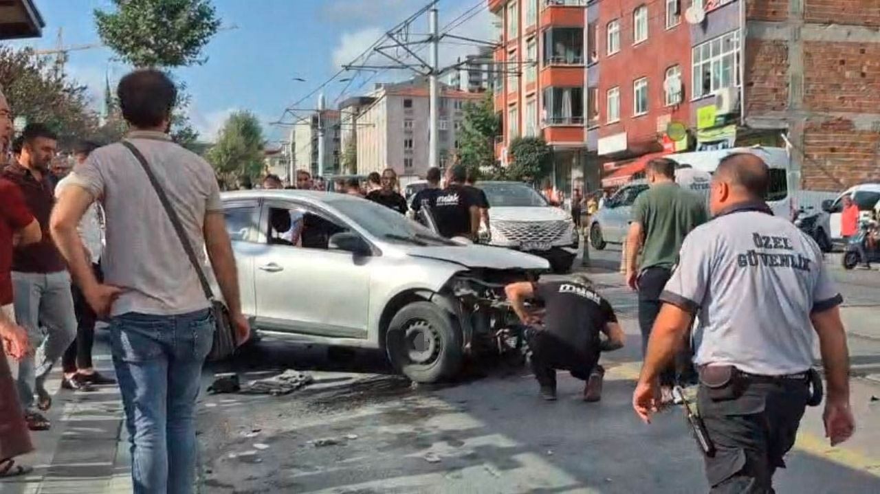GÜNGÖREN’DE DİREKSİYON HAKİMİYETİNİ KAYBEDEN SÜRÜCÜ, OTOMOBİLİYLE KALDIRIMA ÇIKARAK 2 YAYAYA...