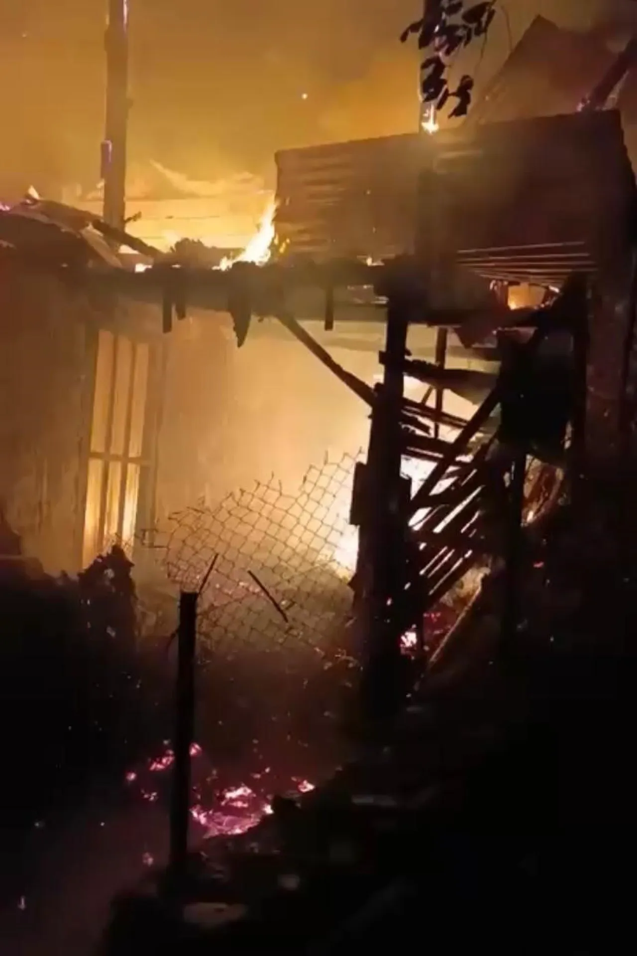 HATAY'DA ALEVLERE TESLİM OLARAK YANAN 2 KATLI AHŞAP EV KULLANILMAZ HALE GELDİ. ALEVLERE TESLİM...