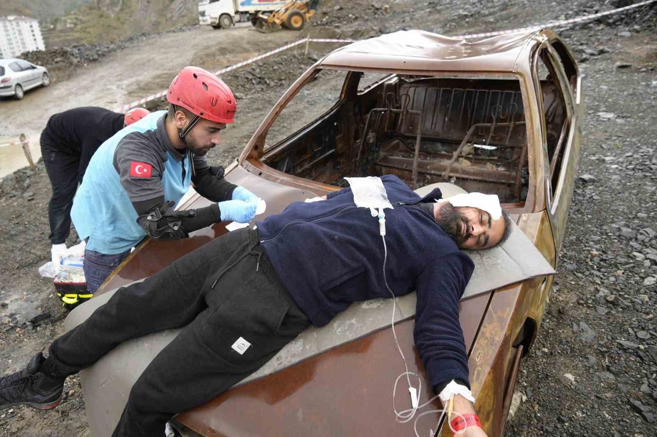 GÜMÜŞHANE’DE UMKE EKİPLERİ, HEYELAN SONRASI TRAFİK KAZASI SENARYOSUYLA MEDİKAL KURTARMA TATBİKATI...