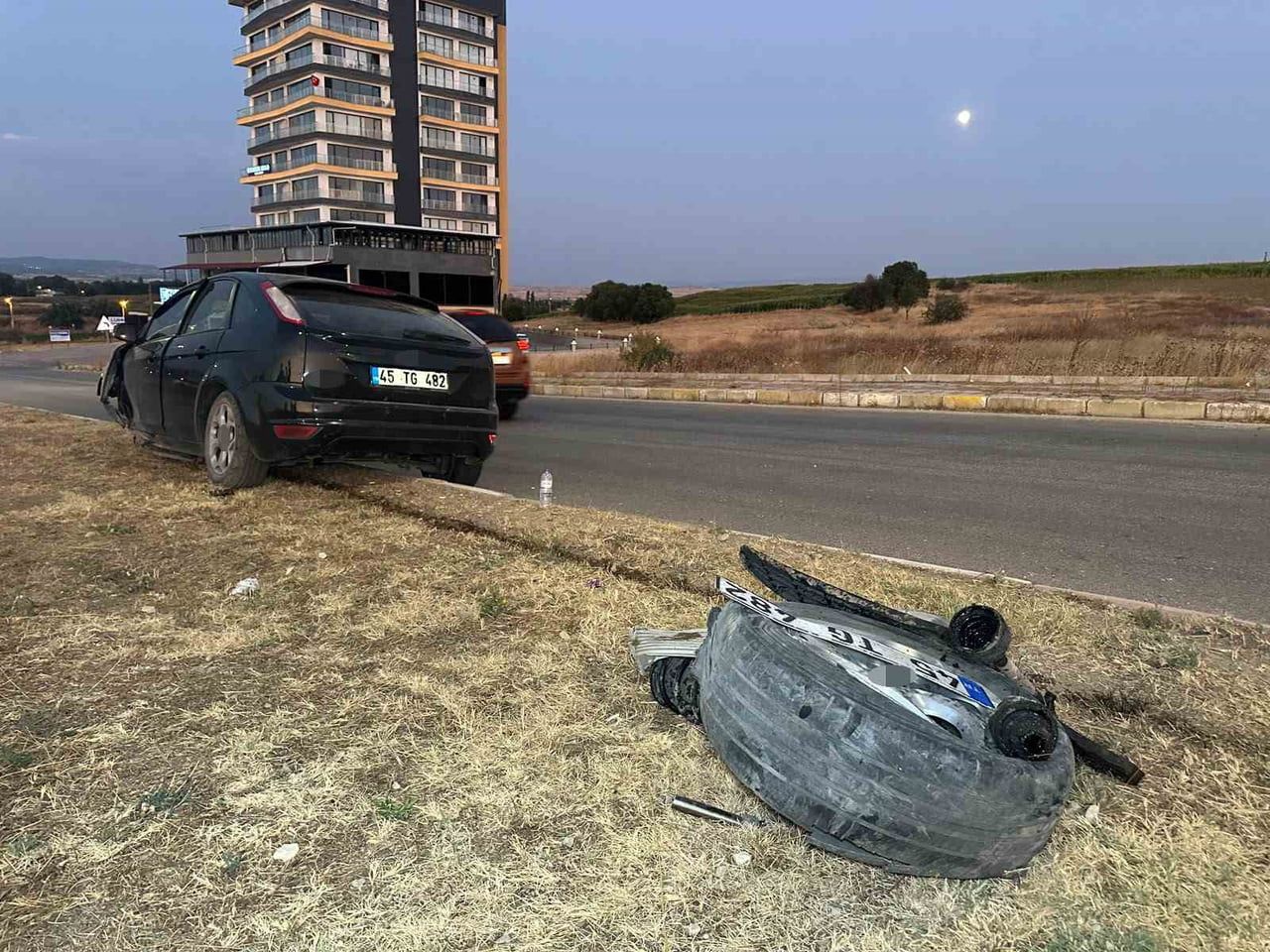 UŞAK’TA SÜRÜCÜSÜNÜN DİREKSİYON HAKİMİYETİNİ KAYBETMESİ SONUCU REFÜJE ÇIKAN OTOMOBİLDE BULUNAN...