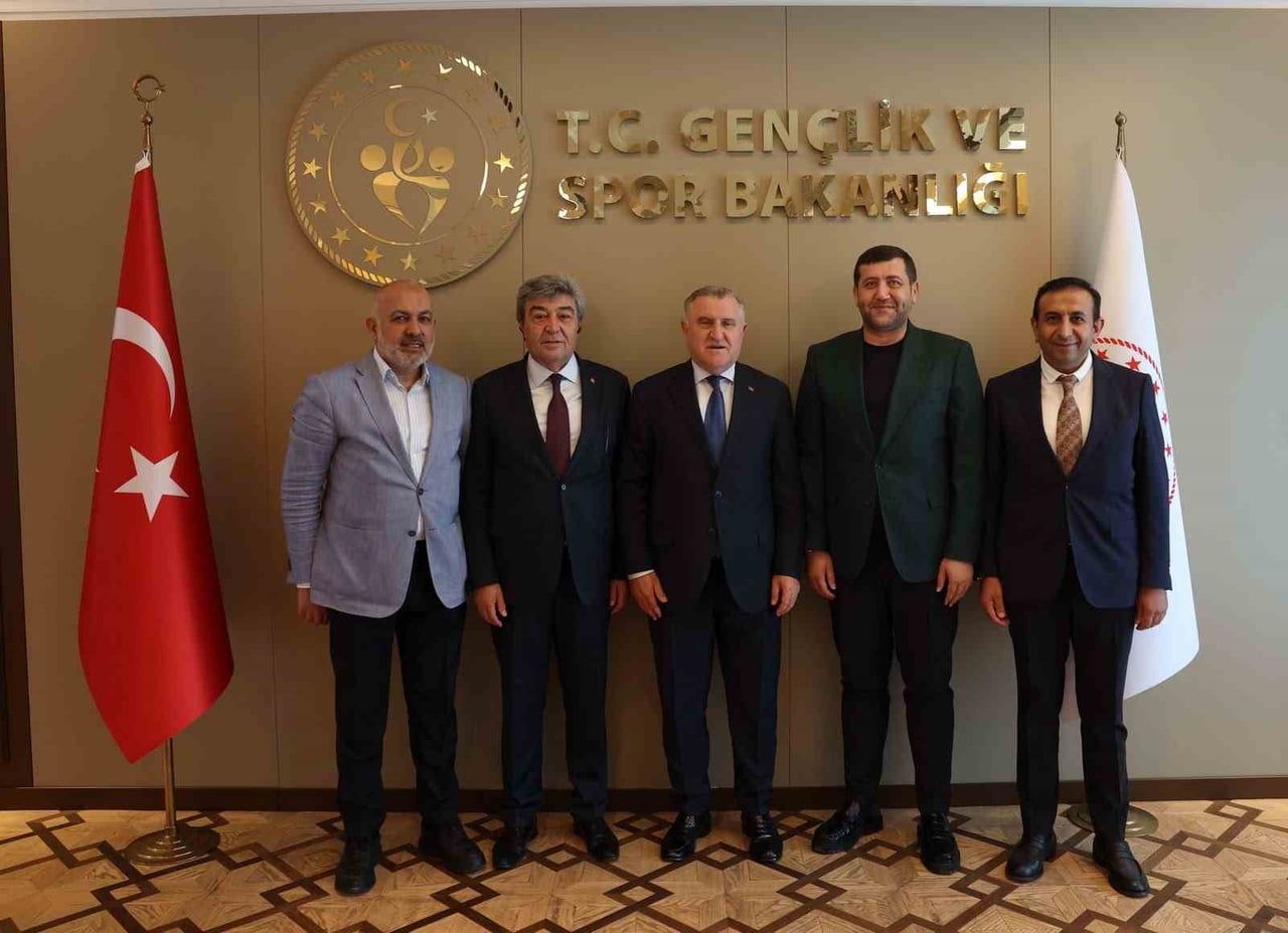 KAYSERİSPOR KULÜP BAŞKANI ALİ ÇAMLI, ASBAŞKAN TUFAN KOÇ İLE KAYSERİ MİLLETVEKİLLERİ DURSUN ATAŞ VE...