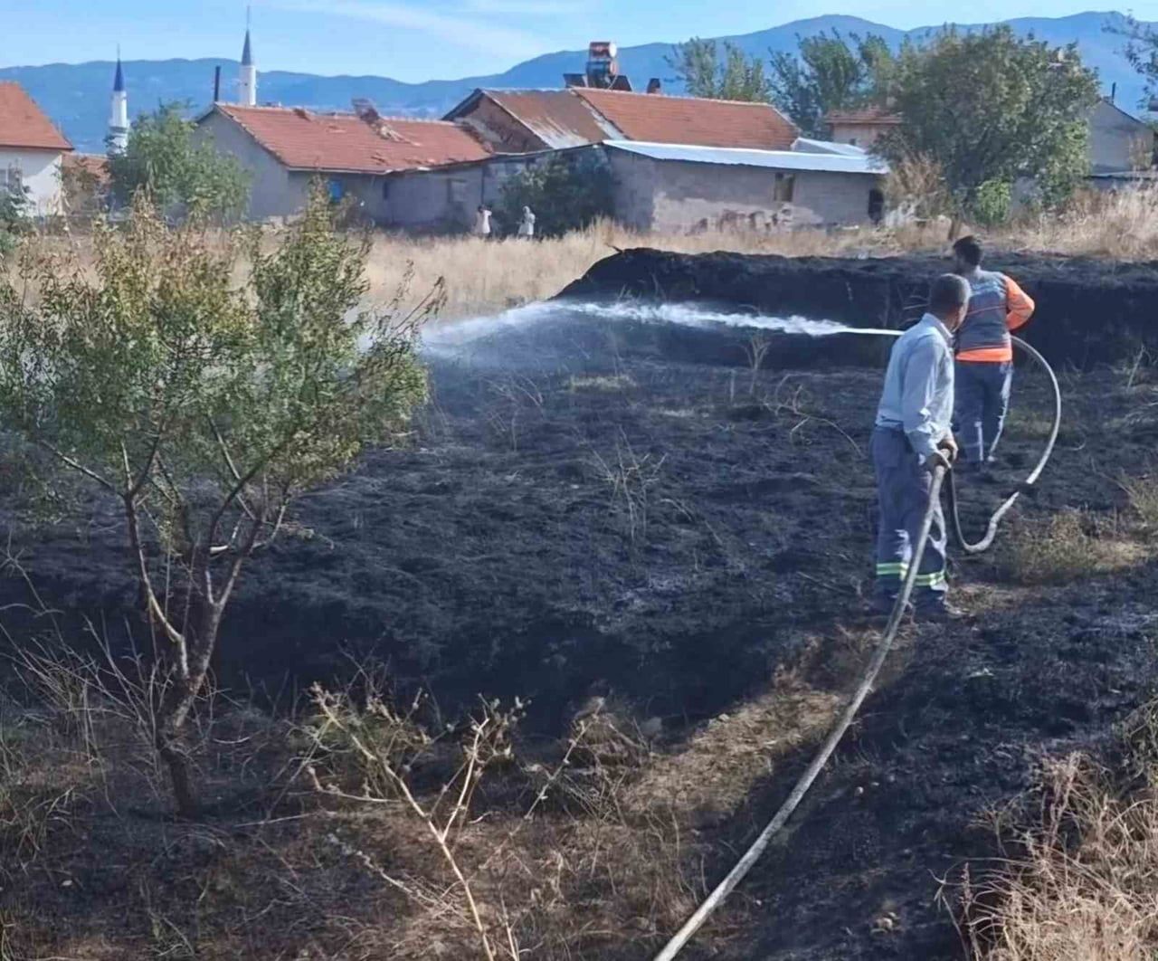 KÜTAHYA'NIN HİSARCIK İLÇESİNE BAĞLI HALİFELER KÖYÜNDE ÇIKAN OT YANGINI, KÖYLÜLERİN TRAKTÖRE...