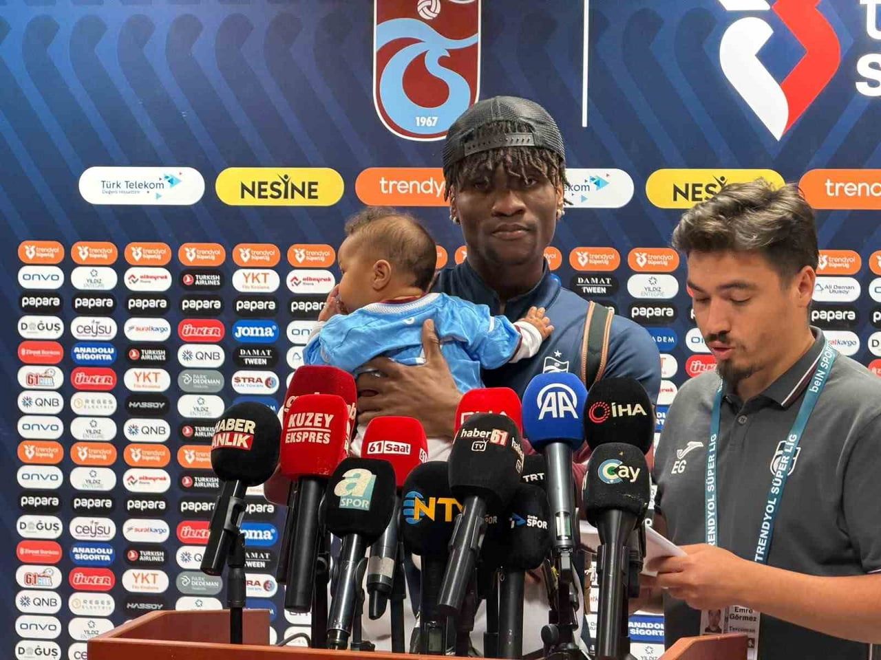 TRABZONSPOR’UN BEŞİKTAŞ’I 2-0 MAĞLUP ETTİĞİ KARŞILAŞMANIN ARDINDAN BORDO-MAVİLİ FUTBOLCU CHİBUİKE...