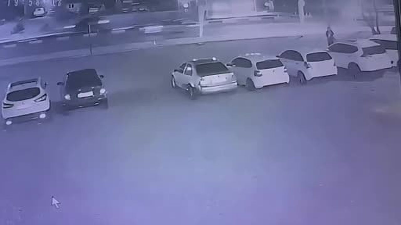 Elinde benzin bidonuyla gelip galerideki 6 aracı kundakladı: O anlar kamerada