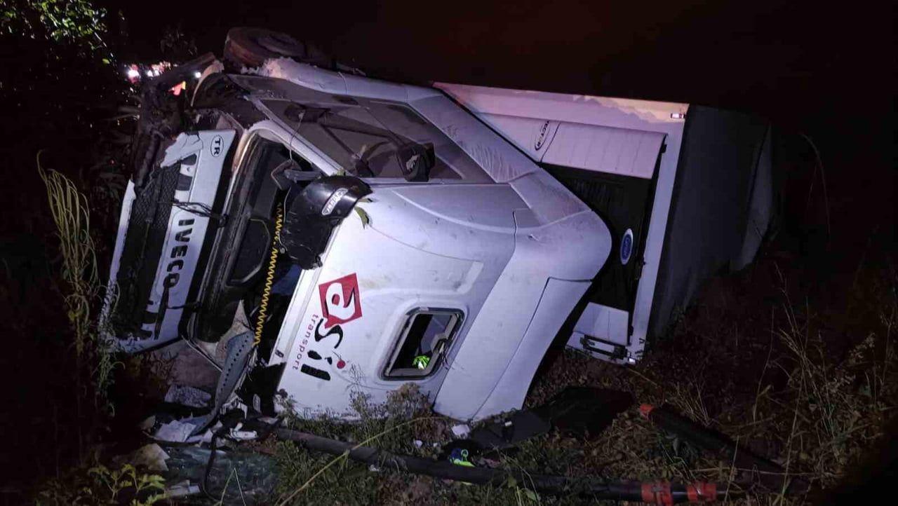 BURSA'NIN YENİŞEHİR İLÇESİNDE ALKOLLÜ TIR SÜRÜCÜSÜNÜN TERS ŞERİDE GİREREK MOTOSİKLETE ÇARPMASI...