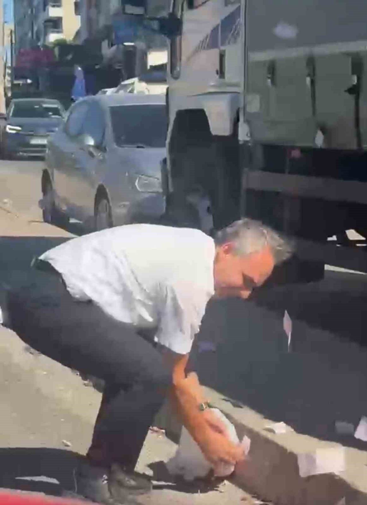 İZMİR’DE BİR ŞAHSIN ELİNDEKİ DESTELERCE PARAYI YERE DÜŞÜRMESİYLE, BİNLERCE LİRA ARAÇLARIN ARASINA...