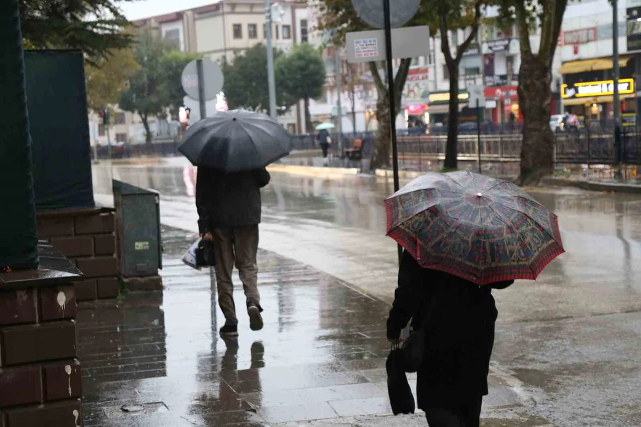 METEOROLOJİNİN "SARI" KODLA UYARDIĞI KASTAMONU'DA SAĞANAK YAĞIŞ ETKİLİ OLUYOR.